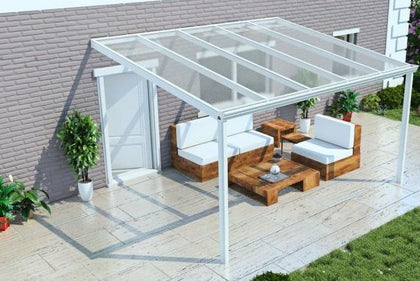 Klassieke terrasoverkapping in mat crème van 5,06 x 3,5 meter met heldere polycarbonaat