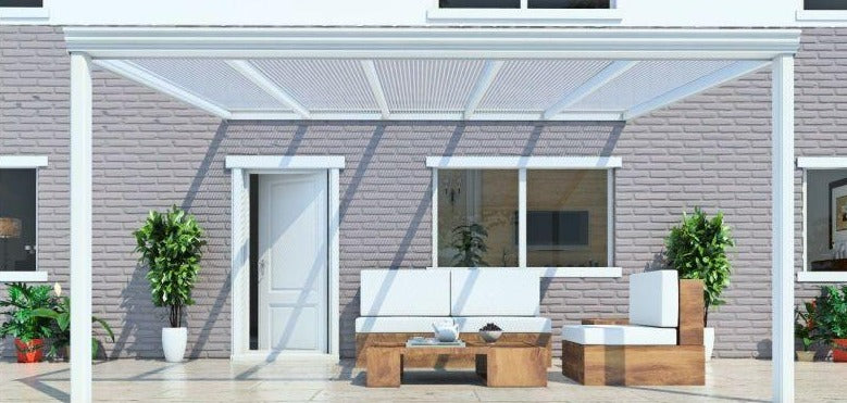 Klassieke terrasoverkapping in mat crème van 5,06 x 3,5 meter met heldere polycarbonaat